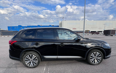 Mitsubishi Outlander III рестайлинг 3, 2018 год, 2 800 000 рублей, 15 фотография