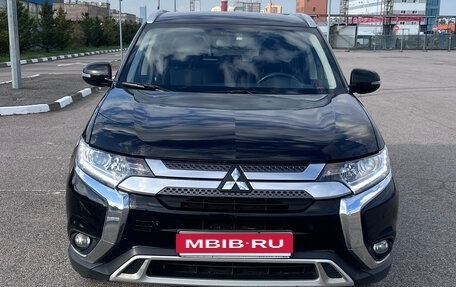 Mitsubishi Outlander III рестайлинг 3, 2018 год, 2 800 000 рублей, 11 фотография