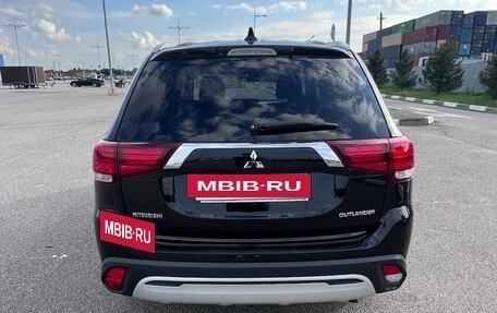 Mitsubishi Outlander III рестайлинг 3, 2018 год, 2 800 000 рублей, 10 фотография