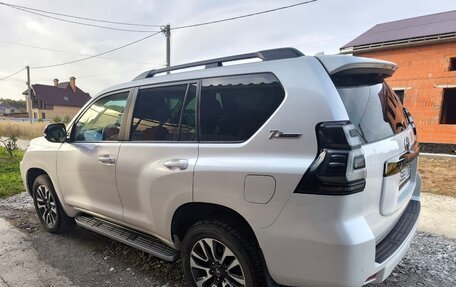 Toyota Land Cruiser Prado 150 рестайлинг 2, 2021 год, 8 000 000 рублей, 7 фотография