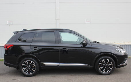 Mitsubishi Outlander III рестайлинг 3, 2022 год, 2 270 000 рублей, 7 фотография