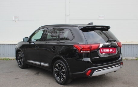 Mitsubishi Outlander III рестайлинг 3, 2022 год, 2 270 000 рублей, 5 фотография