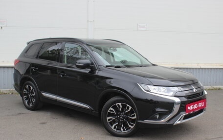 Mitsubishi Outlander III рестайлинг 3, 2022 год, 2 270 000 рублей, 3 фотография