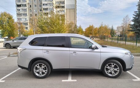 Mitsubishi Outlander III рестайлинг 3, 2014 год, 1 570 000 рублей, 4 фотография