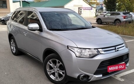 Mitsubishi Outlander III рестайлинг 3, 2014 год, 1 570 000 рублей, 3 фотография