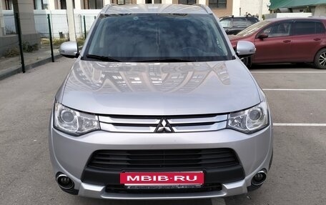 Mitsubishi Outlander III рестайлинг 3, 2014 год, 1 570 000 рублей, 2 фотография