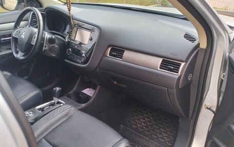 Mitsubishi Outlander III рестайлинг 3, 2014 год, 1 570 000 рублей, 9 фотография