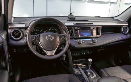 Toyota RAV4, 2016 год, 2 535 000 рублей, 6 фотография