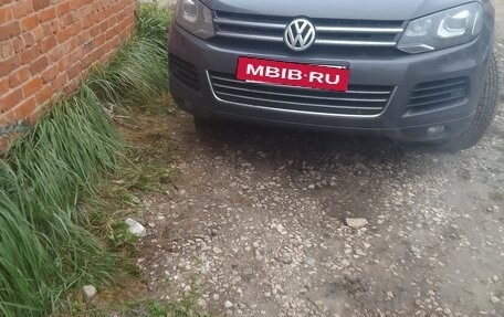 Volkswagen Touareg III, 2012 год, 1 495 000 рублей, 2 фотография