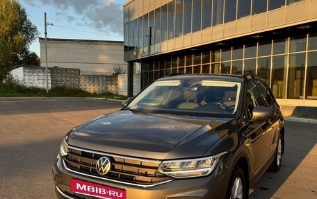 Volkswagen Tiguan II, 2021 год, 2 280 000 рублей, 2 фотография