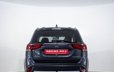 Mitsubishi Outlander III рестайлинг 3, 2017 год, 2 199 000 рублей, 6 фотография