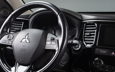 Mitsubishi Outlander III рестайлинг 3, 2017 год, 2 199 000 рублей, 12 фотография