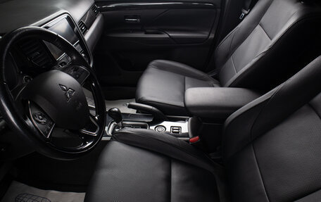 Mitsubishi Outlander III рестайлинг 3, 2017 год, 2 199 000 рублей, 17 фотография