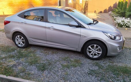 Hyundai Solaris II рестайлинг, 2013 год, 830 000 рублей, 2 фотография