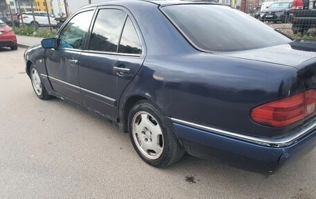 Mercedes-Benz E-Класс, 1997 год, 420 000 рублей, 4 фотография