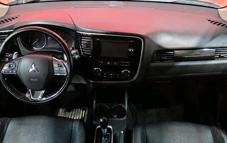 Mitsubishi Outlander III рестайлинг 3, 2016 год, 1 730 000 рублей, 20 фотография