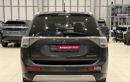 Mitsubishi Outlander III рестайлинг 3, 2014 год, 1 499 000 рублей, 10 фотография