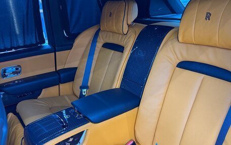 Rolls-Royce Cullinan, 2022 год, 44 000 000 рублей, 16 фотография