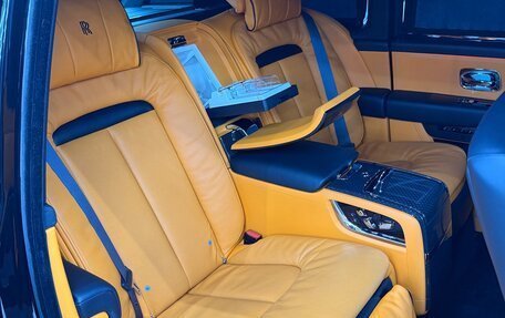 Rolls-Royce Cullinan, 2022 год, 44 000 000 рублей, 15 фотография