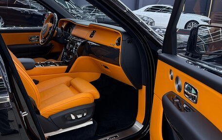 Rolls-Royce Cullinan, 2022 год, 44 000 000 рублей, 13 фотография