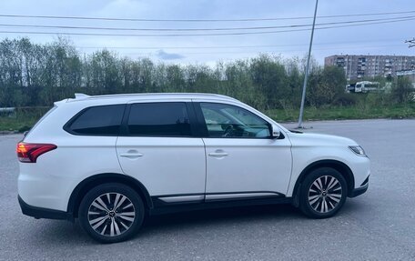 Mitsubishi Outlander III рестайлинг 3, 2019 год, 1 890 000 рублей, 2 фотография