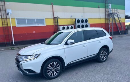 Mitsubishi Outlander III рестайлинг 3, 2019 год, 1 890 000 рублей, 5 фотография