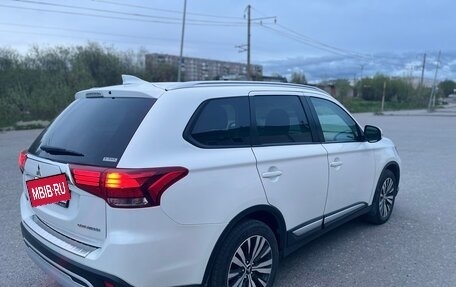 Mitsubishi Outlander III рестайлинг 3, 2019 год, 1 890 000 рублей, 3 фотография