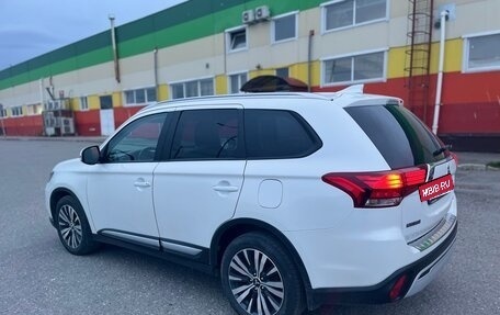 Mitsubishi Outlander III рестайлинг 3, 2019 год, 1 890 000 рублей, 4 фотография