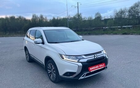 Mitsubishi Outlander III рестайлинг 3, 2019 год, 1 890 000 рублей, 6 фотография