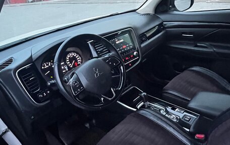 Mitsubishi Outlander III рестайлинг 3, 2019 год, 1 890 000 рублей, 8 фотография