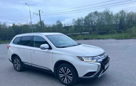 Mitsubishi Outlander III рестайлинг 3, 2019 год, 1 890 000 рублей, 7 фотография