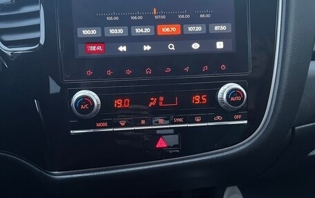 Mitsubishi Outlander III рестайлинг 3, 2019 год, 1 890 000 рублей, 15 фотография