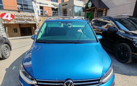 Volkswagen Touran III, 2022 год, 2 010 000 рублей, 2 фотография