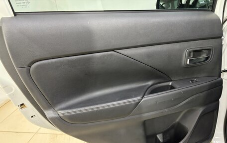 Mitsubishi Outlander III рестайлинг 3, 2015 год, 1 700 000 рублей, 15 фотография