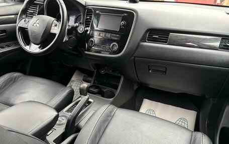 Mitsubishi Outlander III рестайлинг 3, 2015 год, 1 700 000 рублей, 13 фотография