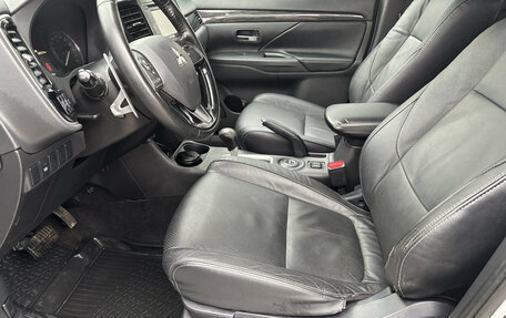 Mitsubishi Outlander III рестайлинг 3, 2015 год, 1 700 000 рублей, 10 фотография