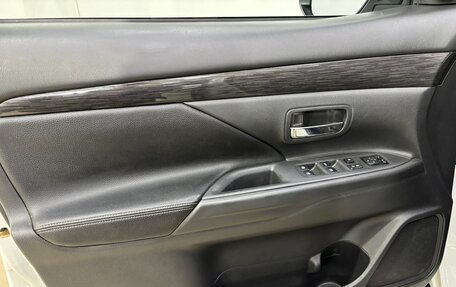 Mitsubishi Outlander III рестайлинг 3, 2015 год, 1 700 000 рублей, 8 фотография