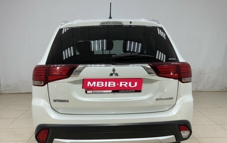 Mitsubishi Outlander III рестайлинг 3, 2015 год, 1 700 000 рублей, 5 фотография