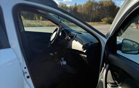 Renault Logan II, 2017 год, 615 000 рублей, 15 фотография