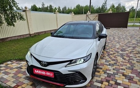 Toyota Camry, 2021 год, 3 990 000 рублей, 1 фотография