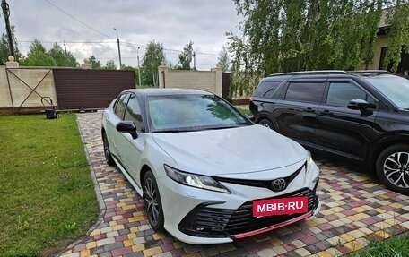 Toyota Camry, 2021 год, 3 990 000 рублей, 2 фотография