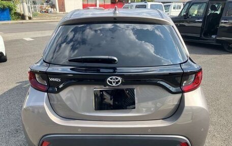 Toyota Yaris, 2021 год, 1 073 000 рублей, 6 фотография