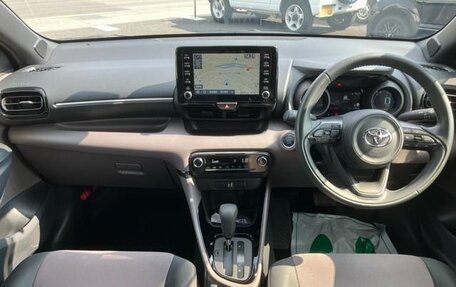 Toyota Yaris, 2021 год, 1 073 000 рублей, 10 фотография