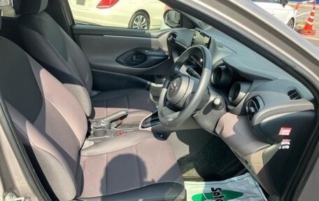 Toyota Yaris, 2021 год, 1 073 000 рублей, 9 фотография