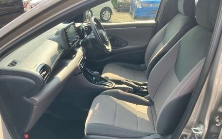 Toyota Yaris, 2021 год, 1 073 000 рублей, 27 фотография