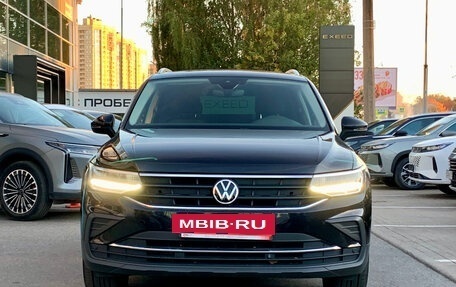 Volkswagen Tiguan II, 2021 год, 2 999 000 рублей, 2 фотография