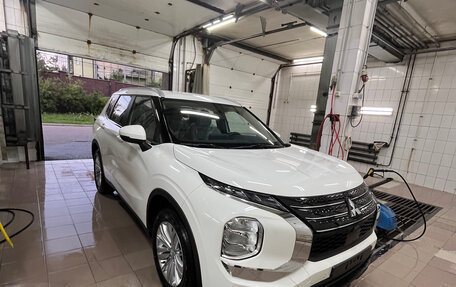 Mitsubishi Outlander, 2023 год, 3 600 000 рублей, 4 фотография