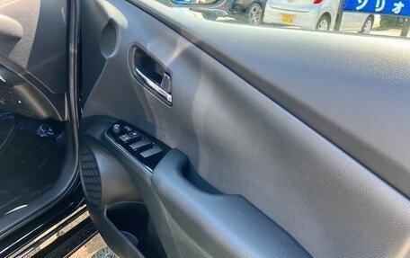 Toyota Prius IV XW50, 2021 год, 1 993 000 рублей, 24 фотография