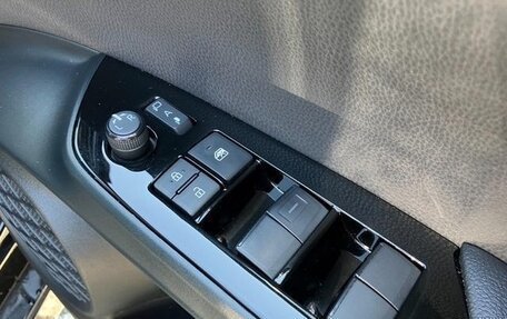 Toyota Prius IV XW50, 2021 год, 1 993 000 рублей, 21 фотография