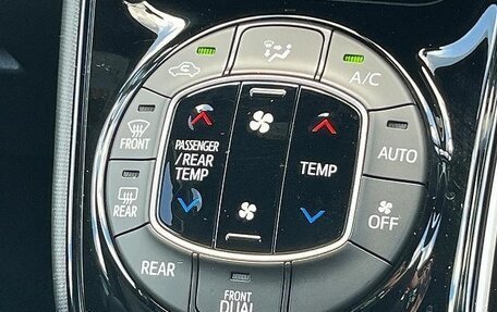 Toyota Noah III, 2021 год, 1 841 000 рублей, 16 фотография